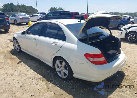 2010 Mercedes-Benz C 300 Luxury/Sport z USA, uszkodzony, nr VIN WDDGF5EB3AR089831